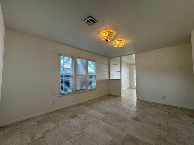 Foto del edificio - Single story 4 bedroom with large yard in ...