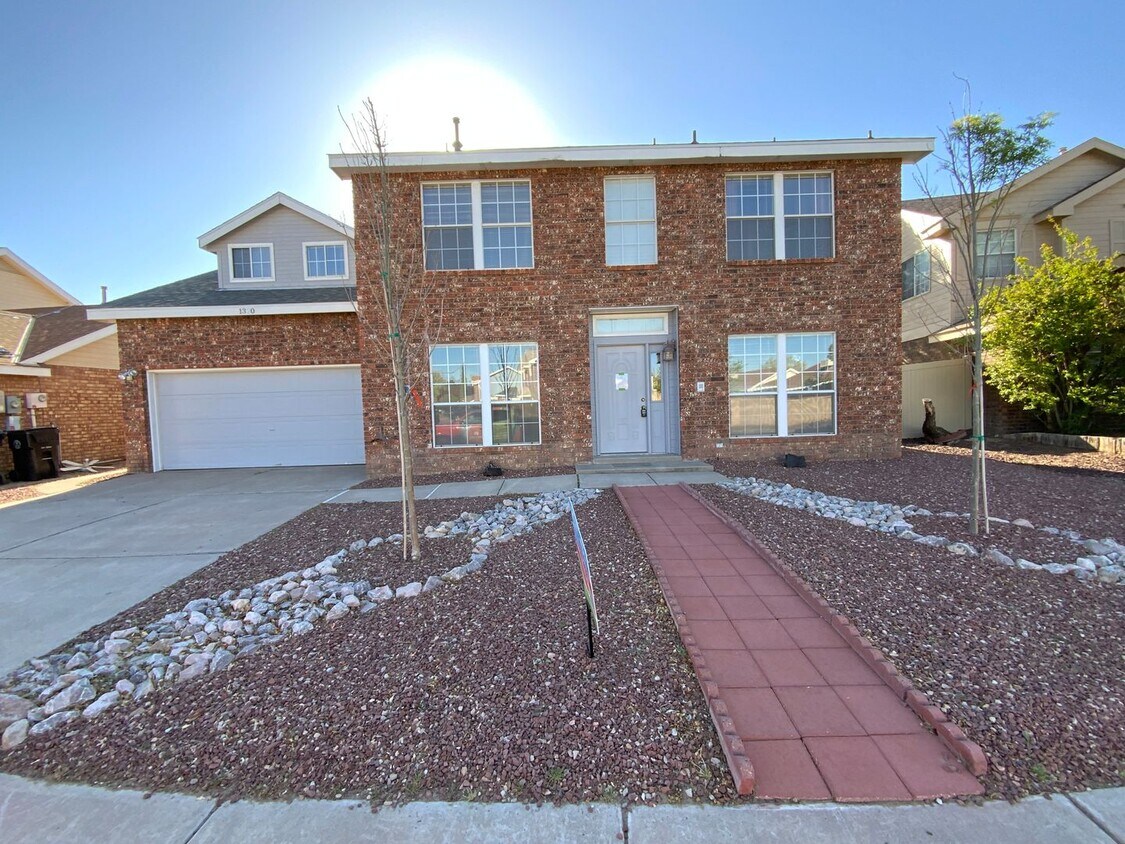 Foto principal - 4 Bedroom Home Available Near Unser Blvd N...