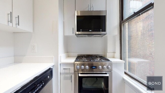 Building Photo - 166 W 72nd St