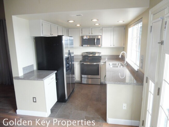 Building Photo - Beautiful single-story end unit in The Cap...