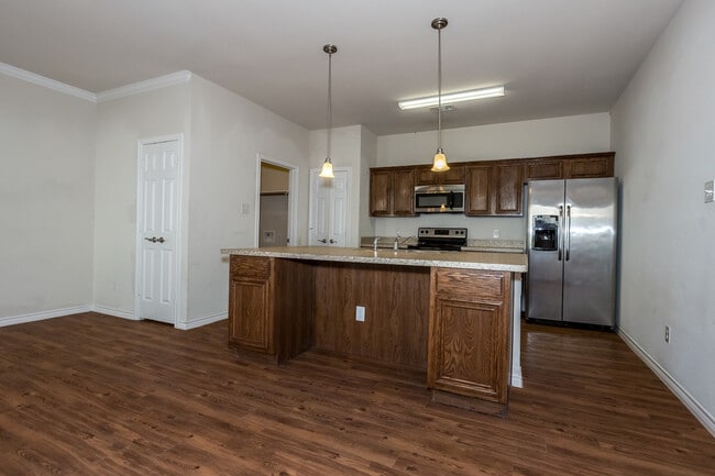 Building Photo - Great 3 bed/2 bath Home Backing onto Holland Park Recreation Area/Trail!!