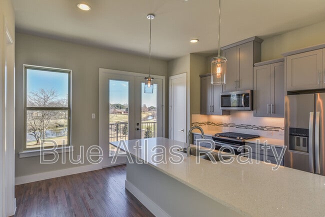 Building Photo - 736 N Plano Rd