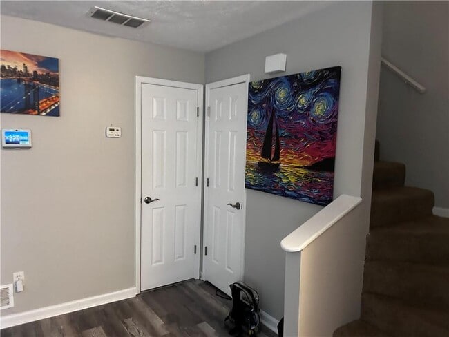 Building Photo - 7066 Oakhill Cir
