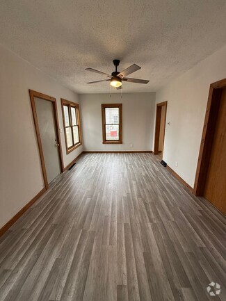 Building Photo - 614 N Chestnut Ave