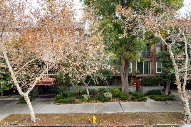 532 N Rossmore Ave - Hancock Plaza