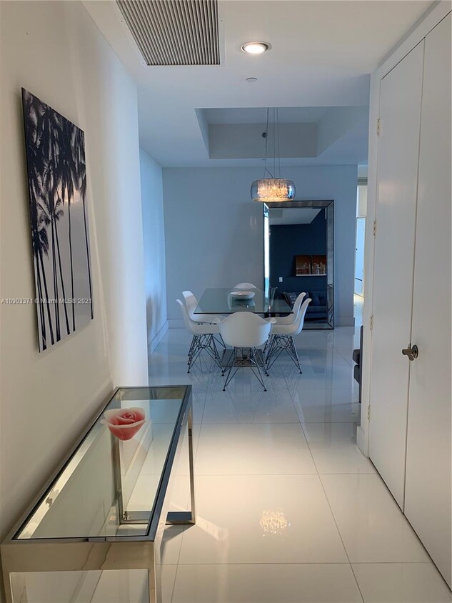 Foto principal - 16001 Collins Ave