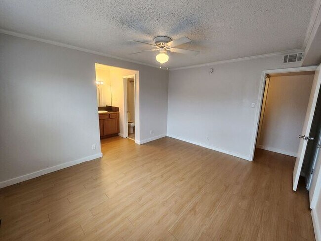 Building Photo - Abbey Road B2- 2 bedroom, 2 bath