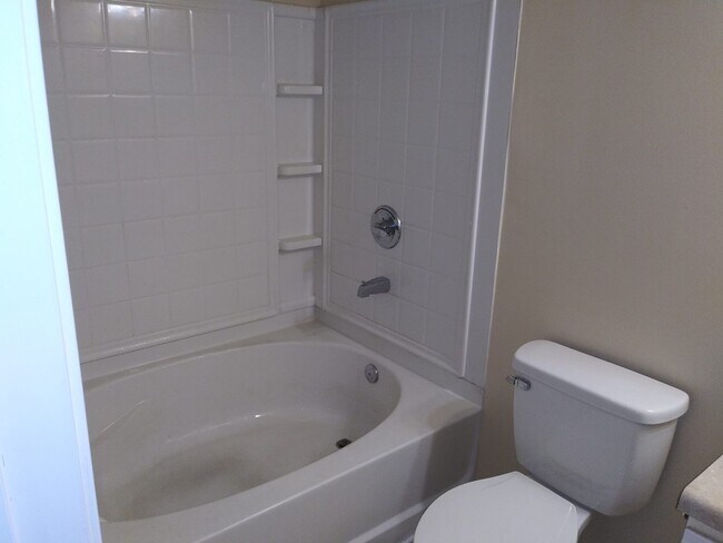 Building Photo - 2104 Fairington Ridge Cir