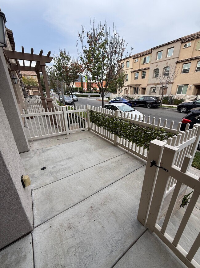 Building Photo - 335 N Fenimore Ave