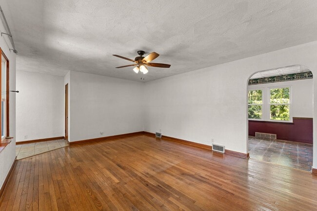 Foto del edificio - 511 W Commercial Ave