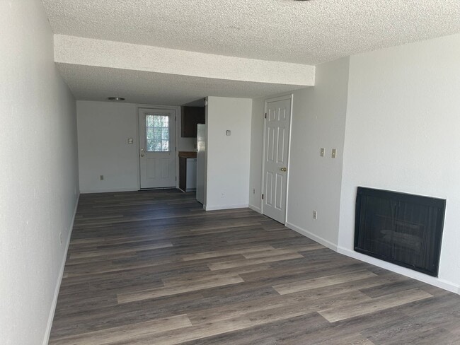 Building Photo - 2Bed, 1.5Bath Two Story in GJ!!!