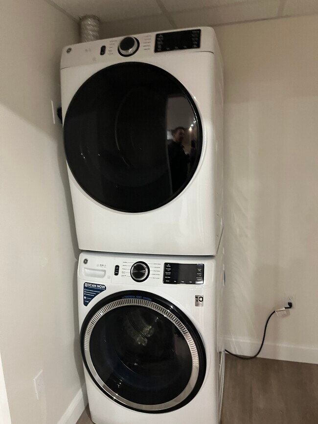 Building Photo - 64 Sand Creek Rd