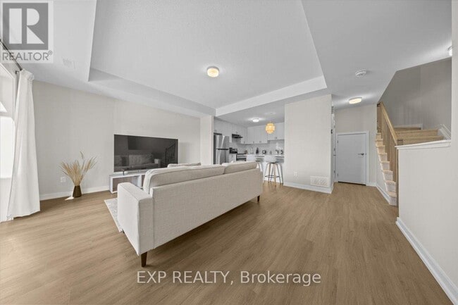 Building Photo - 561 Entourage Private