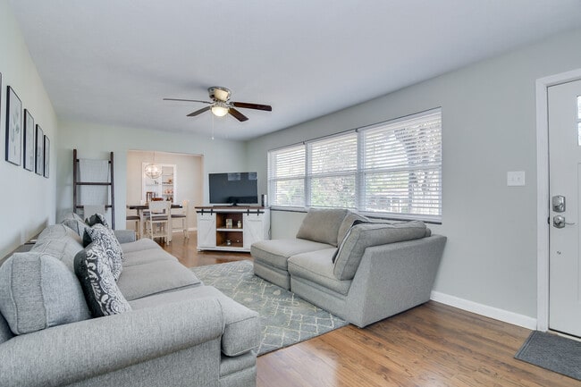 Foto del edificio - 2426 Brentwood Pl