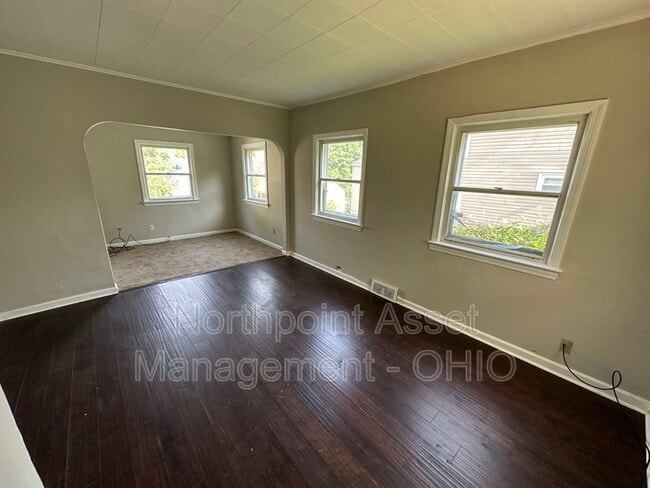 Building Photo - 254 Bowmanville St
