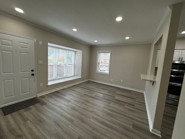 Foto del edificio - Bright and sunny corner 1br 1ba condo w patio in Clarendon. FULLY RENOVATED!