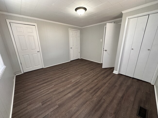 Building Photo - 402 Parker Ave