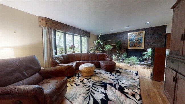 Foto del edificio - 45 Brentwood Rd