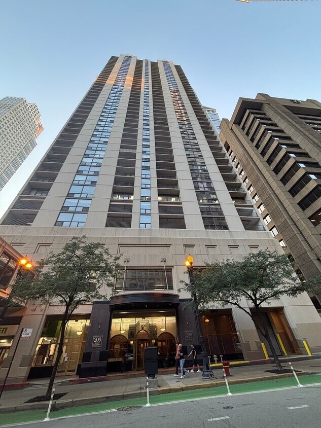 Foto principal - 200 N Dearborn St
