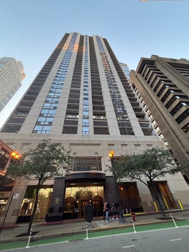Primary Photo - 200 N Dearborn St
