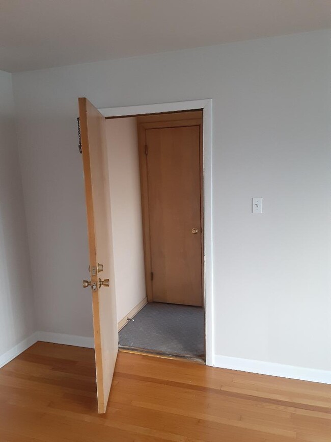 Front Door & Closet - 1214 Scoville Ave