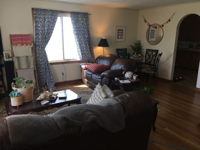 Building Photo - Charming 2BR/1BA, 840sq.ft. Cottage-Bungal...