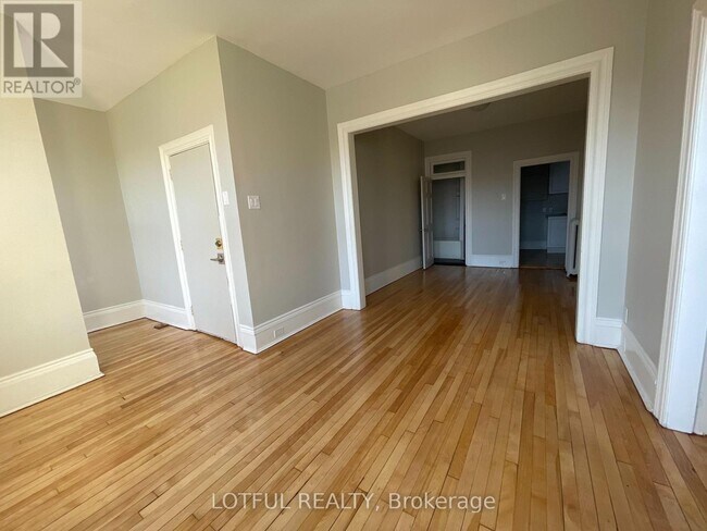 Photo du bâtiment - 2 Russell St E