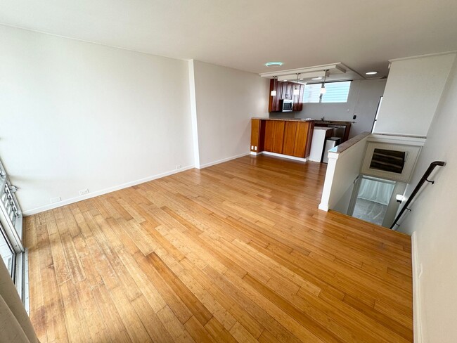 Building Photo - Split level 1 bedroom w/ parking at Ala Wa...