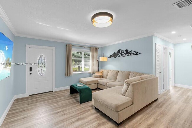Foto del edificio - 5817 NW 70th Terrace