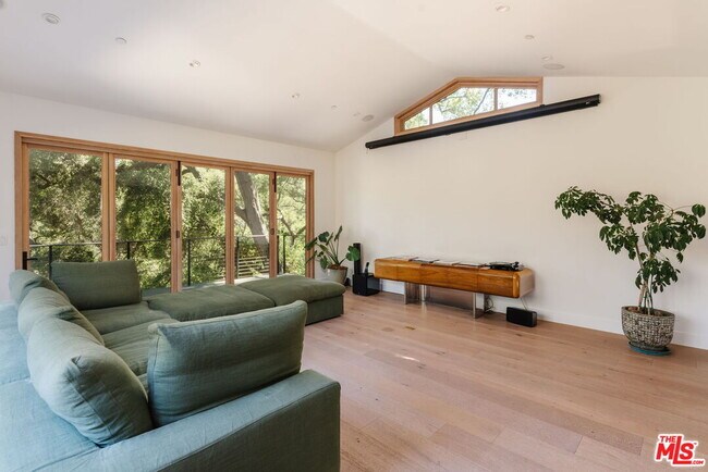 Building Photo - 1149 Old Topanga Canyon Rd