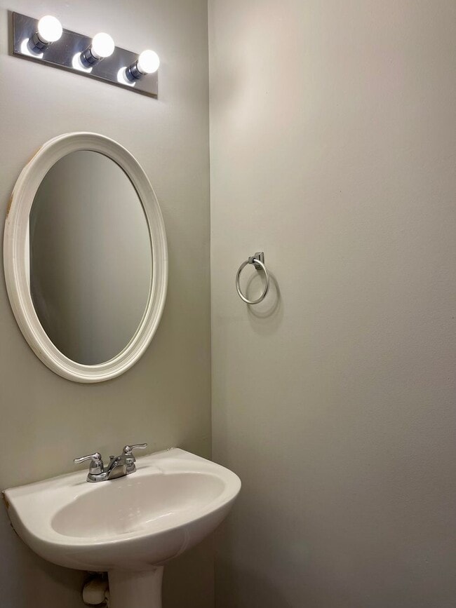 Building Photo - Lovely 3 Bedroom/2.5 Bath Town Home w/ Garage!