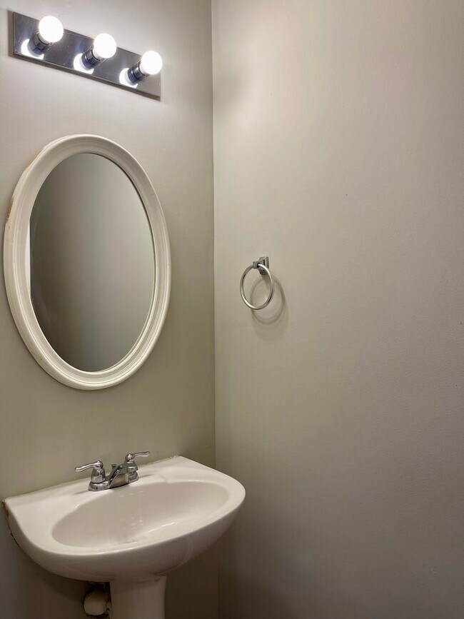 Foto del edificio - Lovely 3 Bedroom/2.5 Bath Town Home w/ Garage!