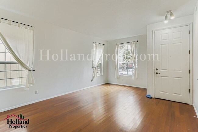 Foto del edificio - Spacious 3 bedroom Beaverton Home with a loft area and extra room for a Den!