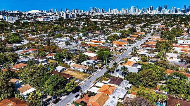 Foto del edificio - 2469 SW 15th St