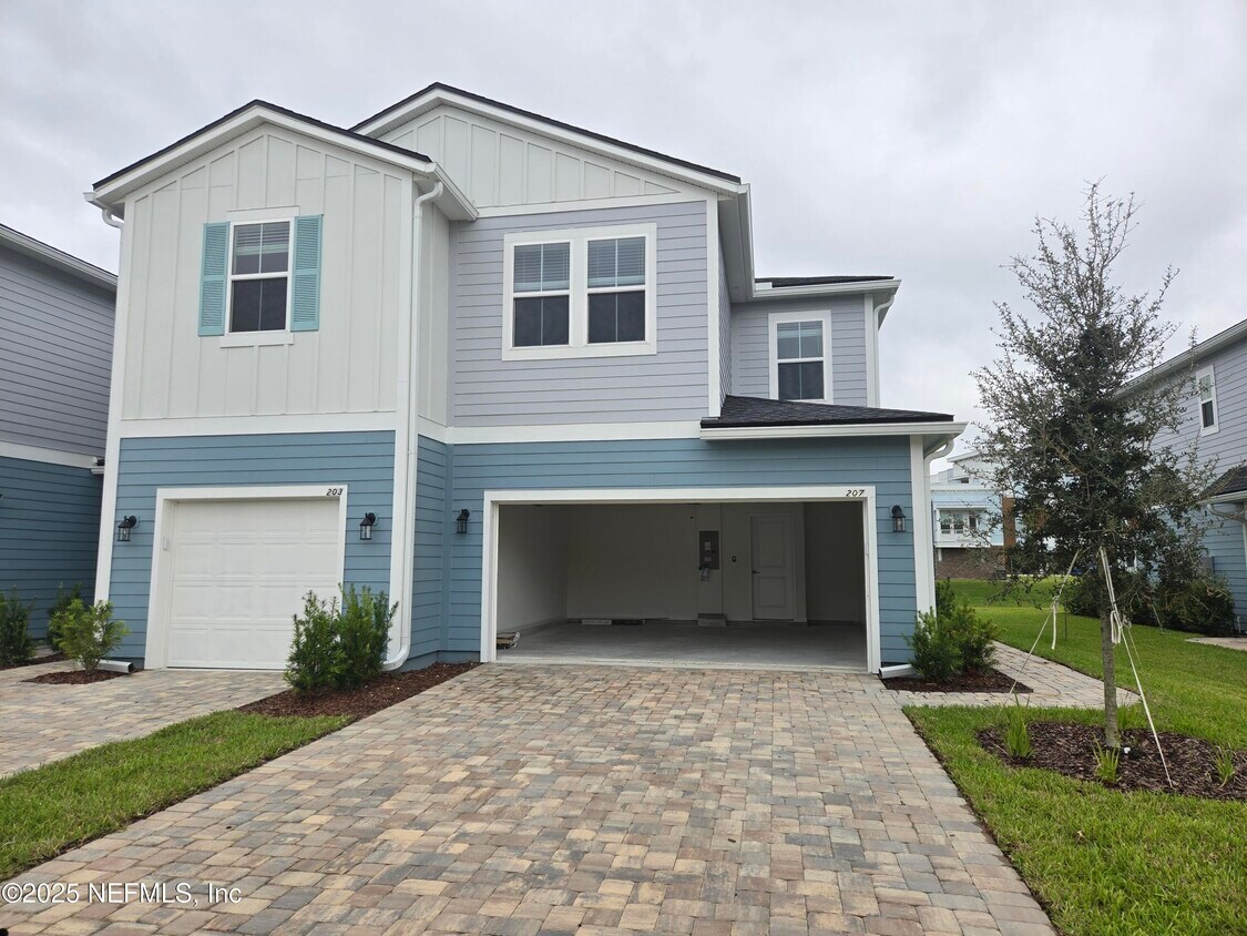 Foto principal - 207 Brandon Lks Dr
