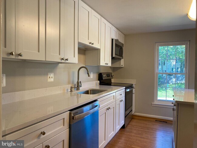 Building Photo - 10115 Wood Green Way