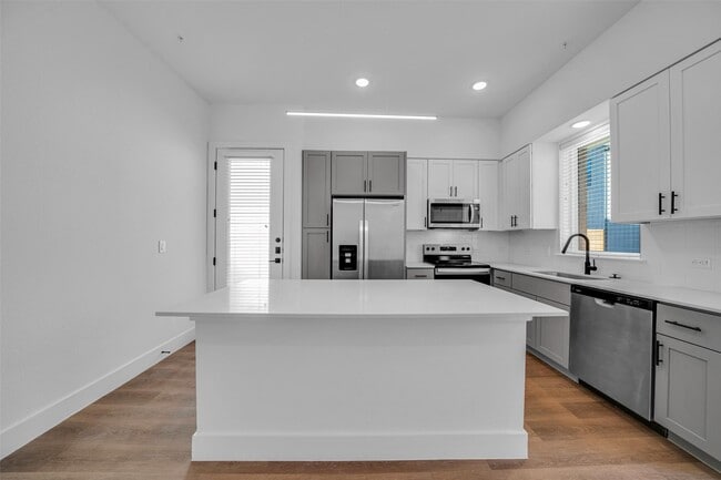 Building Photo - 1601 Mustang Dr