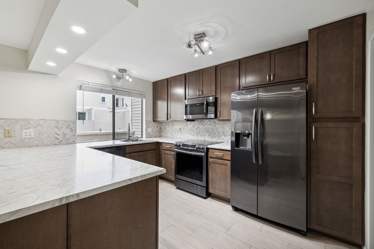 Beautifully updated Townhome! 4 bed 2.5 bath in Washington Virginia Vale! - Beautifully updated Townhome! 4 bed 2.5 bath in Washington Virginia Vale!