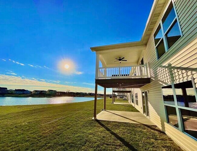 Building Photo - 810 Applewood Creek Dr