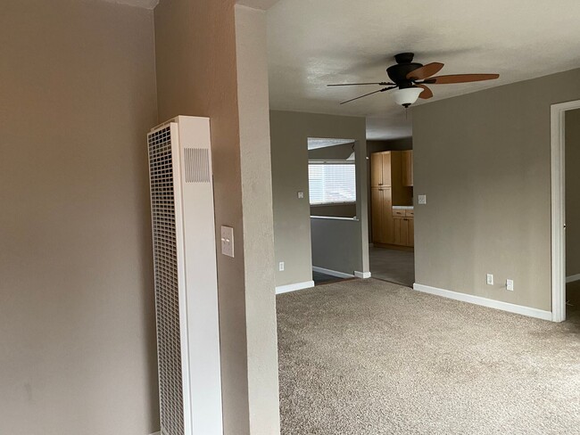 Building Photo - Charming 2 bedroom with a backyard and a l...