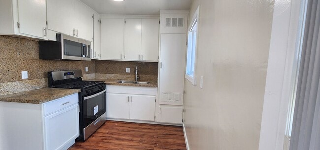 Building Photo - 210 E 29th St