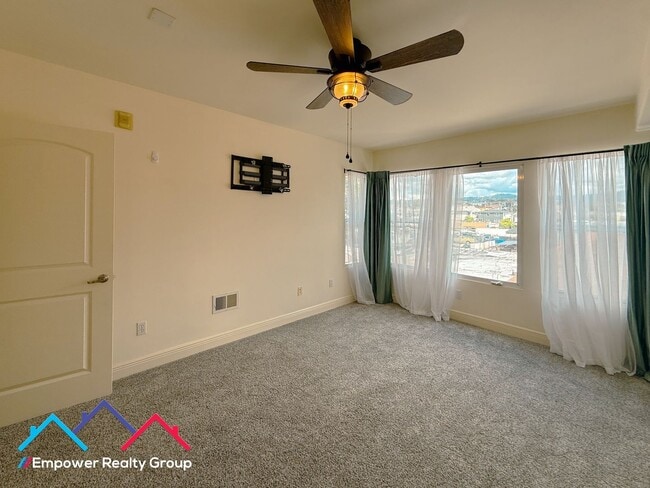 Building Photo - Spacious 3 Bedroom 2 Baths Corner Condo