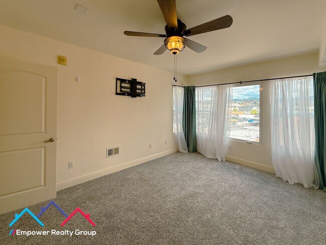 Foto del edificio - Spacious 3 Bedroom 2 Baths Corner Condo