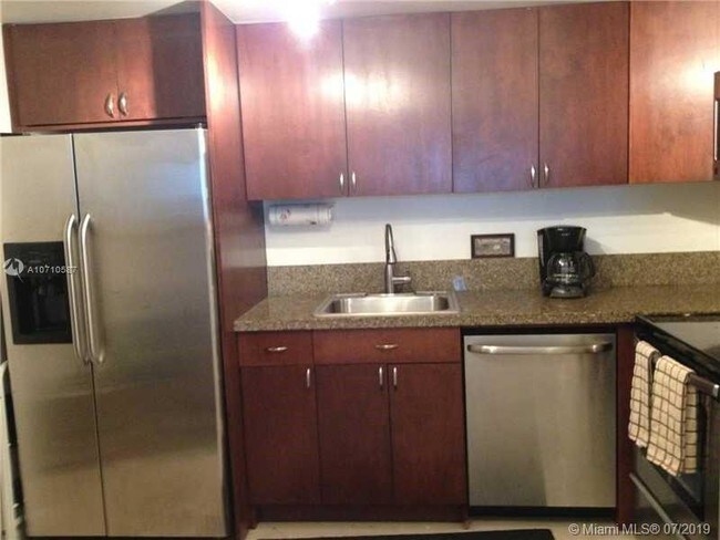 Building Photo - 905 Brickell Bay Dr