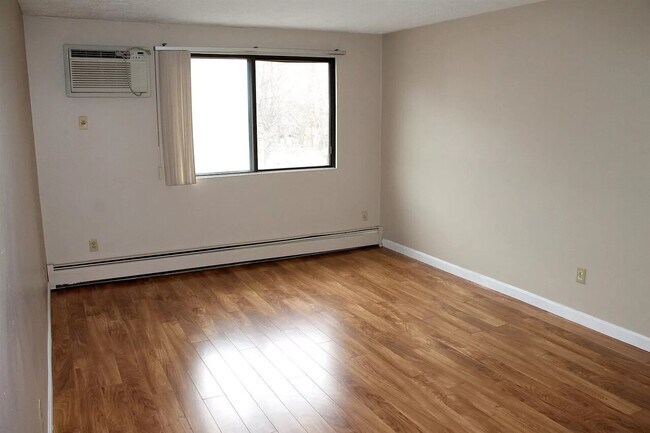 Building Photo - HR - 535 Calef 24