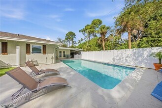 Building Photo - 2473 Poinciana St