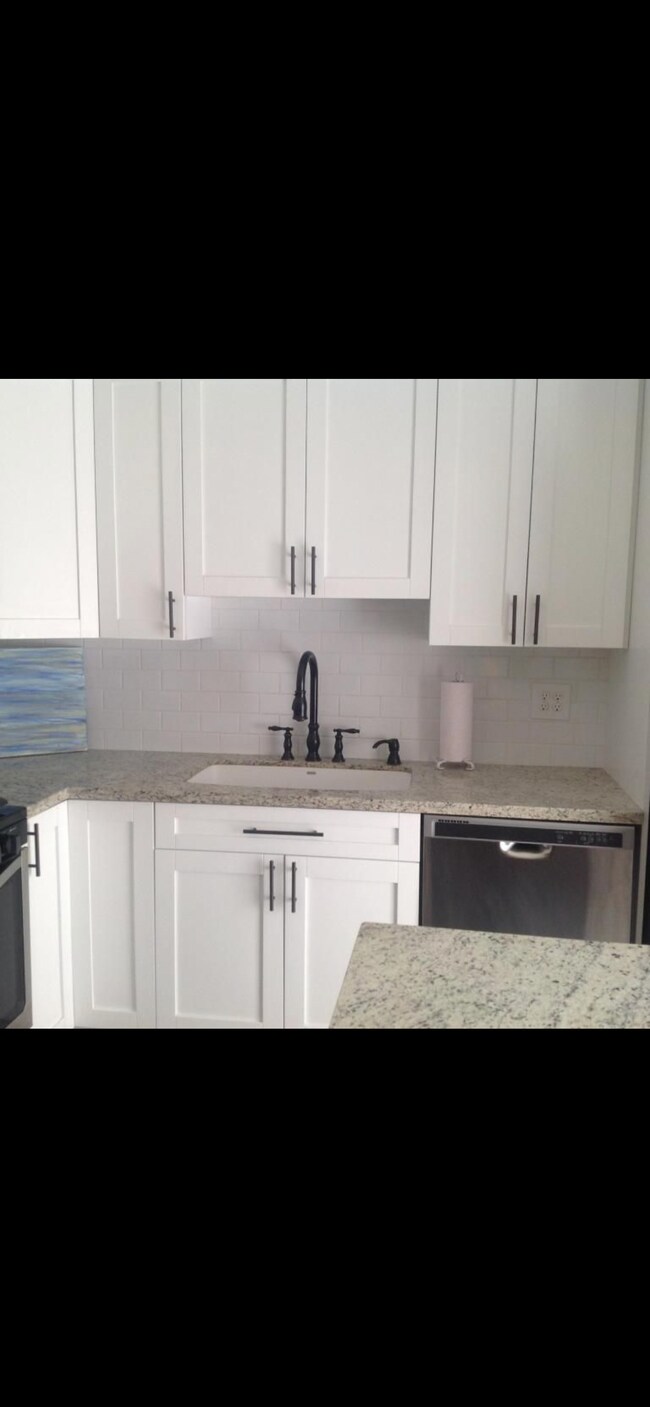 Kitchen - 3359 Gardens East Dr