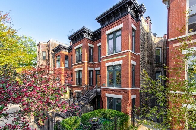 Front entrance - 915 W Webster Ave
