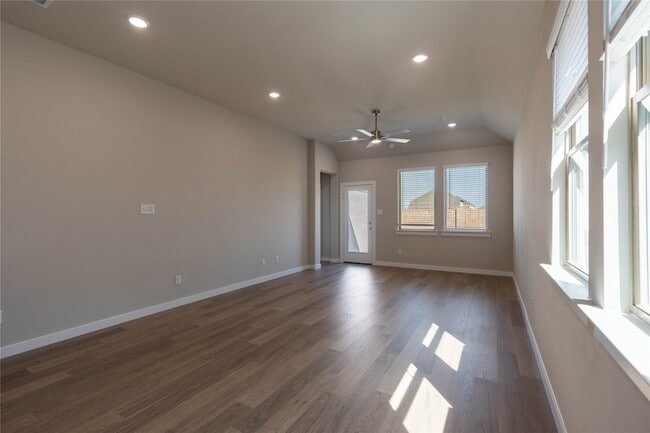 Building Photo - 712 Melody Hl Dr
