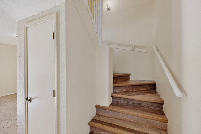 Building Photo - 4 bedroom 2.5 bath home in East El Paso!